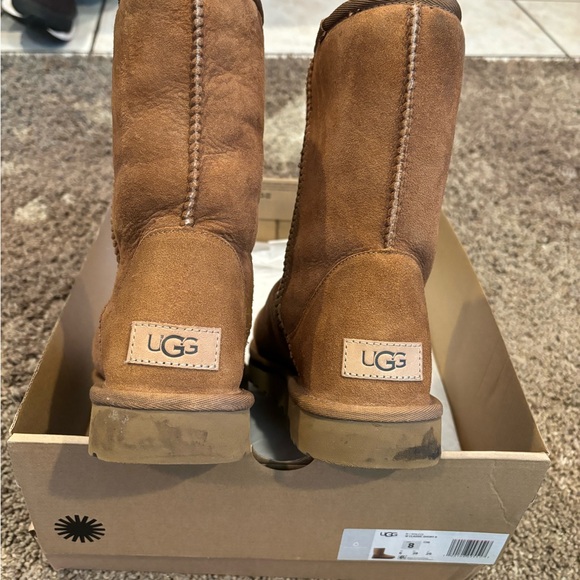 UGG - Picture 2 of 4